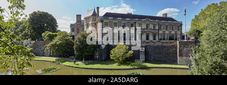 Eltham Palace è una grande casa a Eltham nel Royal Borough of Greenwich, a sud-est di Londra, Inghilterra. Gestito dal 1995 dalla tradizione inglese. Foto Stock