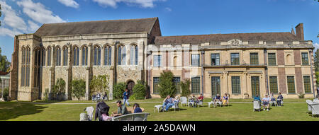 Eltham Palace è una grande casa a Eltham nel Royal Borough of Greenwich, a sud-est di Londra, Inghilterra. Gestito dal 1995 dalla tradizione inglese. Foto Stock