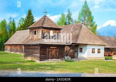 Vecchie case tradizionali in legno e campanile del villaggio Pribylina nella regione di Liptov (Slovacchia) - panorama Foto Stock