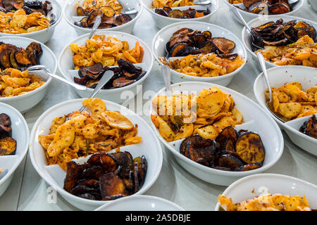 Deliziosa raccolta di verdure fritte e grigliate pronte per essere servite Foto Stock