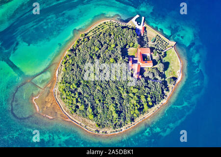 Kosljun. Isola adriatica di Kosljun nella baia di Punat vista aerea, Isola di Krk, il Quarnero della Croazia Foto Stock