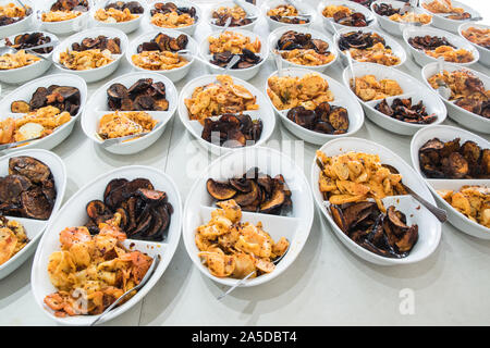 Deliziosa raccolta di verdure fritte e grigliate pronte per essere servite Foto Stock