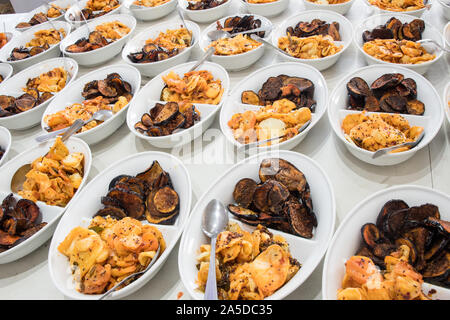 Deliziosa raccolta di verdure fritte e grigliate pronte per essere servite Foto Stock