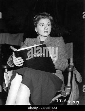 JOAN FONTAINE script di lettura sul set candida riprese sospetto 1941 direttore Alfred Hitchcock sceneggiatura Samson Raphaelson Joan Harrison e Alma Reville RKO Radio Pictures Foto Stock