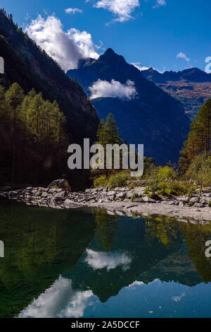 Piccolo lago con riflessioni, Val Masino, Mello, Mello Valley, Sondrio, Alpi Italiane, Italia, Sam Martino Foto Stock
