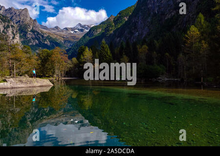Piccolo lago con riflessioni, Val Masino, Mello, Mello Valley, Sondrio, Alpi Italiane, Italia, Sam Martino Foto Stock