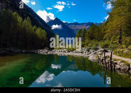 Piccolo lago con riflessioni, Val Masino, Mello, Mello Valley, Sondrio, Alpi Italiane, Italia, Sam Martino Foto Stock