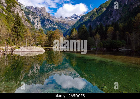Piccolo lago con riflessioni, Val Masino, Mello, Mello Valley, Sondrio, Alpi Italiane, Italia, Sam Martino Foto Stock