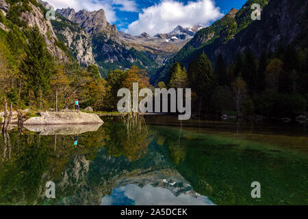 Piccolo lago con riflessioni, Val Masino, Mello, Mello Valley, Sondrio, Alpi Italiane, Italia, Sam Martino Foto Stock