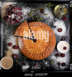 Autentica torta tartara su un foglio nero con ingredienti vista da sopra Foto Stock