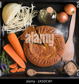 Autentica torta tartara su un foglio nero con ingredienti vista da sopra Foto Stock