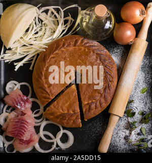 Autentica torta tartara su un foglio nero con ingredienti vista da sopra Foto Stock