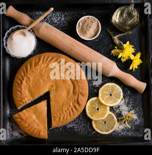 Autentica torta tartara su un foglio nero con ingredienti vista da sopra Foto Stock