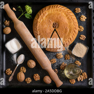 Autentica torta tartara su un foglio nero con ingredienti vista da sopra Foto Stock