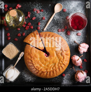 Autentica torta tartara su un foglio nero con ingredienti vista da sopra Foto Stock