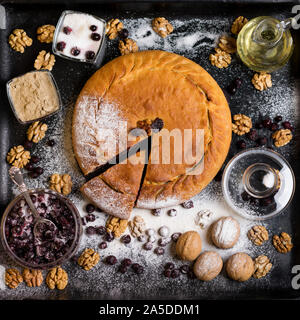 Autentica torta tartara su un foglio nero con ingredienti vista da sopra Foto Stock