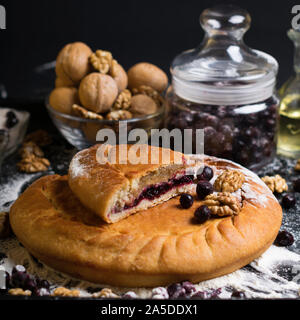 Autentica torta tartara su un foglio nero con ingredienti vista da sopra Foto Stock