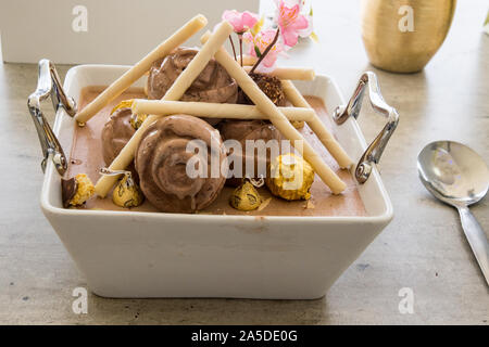 Gelato decorato splendidamente e gustoso pronto ad essere servito in occasione di una funzione. E' appetitoso, ingenuoso, decadente e pronto ad essere divorato Foto Stock