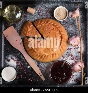 Autentica torta tartara su un foglio nero con ingredienti vista da sopra Foto Stock