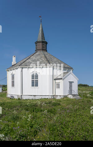 Ottagonale chiesa storica sul verde dei prati, girato sotto la luminosa luce estiva vicino a Dverberg, Andoya, Vesteralen, Norvegia Foto Stock