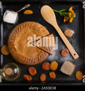 Autentica torta tartara su un foglio nero con ingredienti vista da sopra Foto Stock