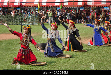 KAOHSIUNG, Taiwan -- Settembre 28, 2019: Le donne delle popolazioni indigene tribù Rukai eseguire una danza durante la tradizionale festa della mietitura. Foto Stock