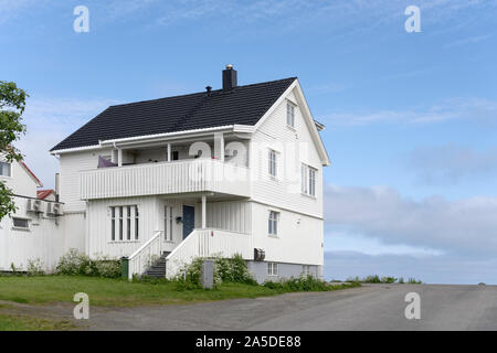 Paesaggio con casa tradizionale al artic villaggio turistico, girato sotto la luminosa luce estiva a Andenes, Andoya, Vesteralen, Norvegia Foto Stock