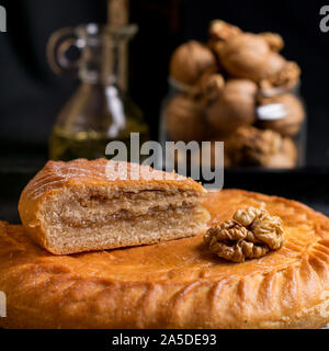 Autentica torta tartara su un foglio nero con ingredienti vista da sopra Foto Stock