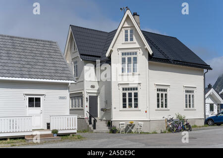 Paesaggio con la tradizionale casa bianca al Artic village, girato sotto la luminosa luce estiva a Bleik, Andoya, Vesteralen, Norvegia Foto Stock