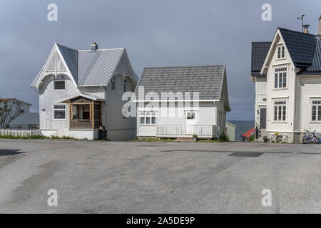 Paesaggio con case tradizionali a Artic village, girato sotto la luminosa luce estiva a Bleik, Andoya, Vesteralen, Norvegia Foto Stock