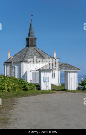 Portale e ottagonale chiesa storica a Artic village, girato sotto la luminosa luce estiva vicino a Dverberg, Andoya, Vesteralen, Norvegia Foto Stock