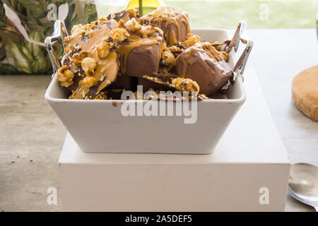 Gelato decorato splendidamente e gustoso pronto ad essere servito in occasione di una funzione. E' appetitoso, ingenuoso, decadente e pronto ad essere divorato Foto Stock