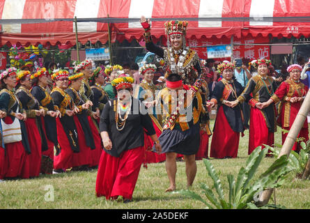 KAOHSIUNG, Taiwan -- Settembre 28, 2019: Le donne delle popolazioni indigene tribù Rukai eseguire una danza durante la tradizionale festa della mietitura. Foto Stock