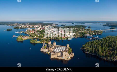 Vista aerea di Olavinlinna castello e la città di Savonlinna in Finlandia Foto Stock