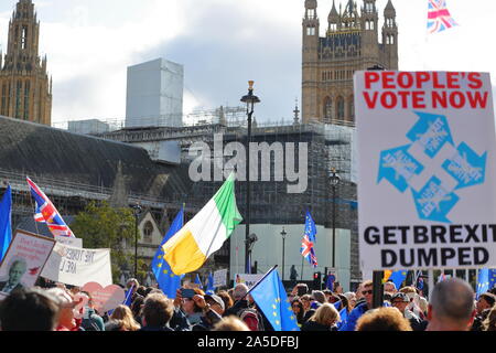 Migliaia di persone hanno marciato attraverso Londra per una grande manifestazione per chiedere un finale di dire referendum su Brexit. Foto Stock