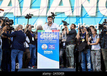 Matteo Salvini durante la manifestazione congiunta del centro-destra organizzata dalla Lega in Piazza San Giovanni a Roma (Luigi Mistrulli/fotogramma, Roma - 2019-10-19) p.s. la foto e' utilizzabile nel rispetto del contesto in cui e' stata scattata, e senza intento diffamatorio del decoro delle persone rappresentate Foto Stock