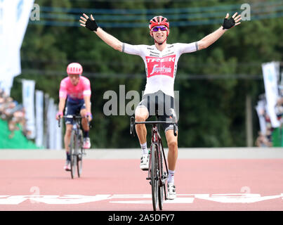 Utsunomiya, Giappone. Xx oct, 2019. Ciclista italiano Bauke Mollema (R) di Trek Segafredo alza le mani e attraversa la linea del traguardo per vincere il Giappone ciclo Cup gara di strada mentre il ciclista canadese Michael Woods (L) di EF Education prima termina la seconda in Utsunomiya, a nord di Tokyo domenica, 20 ottobre 2019. Mollema ha vinto il 144km di gara con un tempo di 3 ore 41 minuti 13 secondi. Credito: Yoshio Tsunoda/AFLO/Alamy Live News Foto Stock