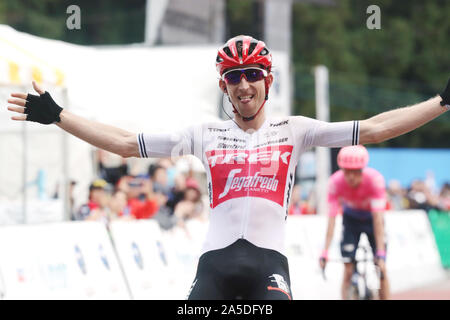 Utsunomiya, Giappone. Xx oct, 2019. Ciclista italiano Bauke Mollema (L) di Trek Segafredo alza le mani e attraversa la linea del traguardo per vincere il Giappone ciclo Cup gara di strada mentre il ciclista canadese Michael Woods (R) di EF Education prima termina la seconda in Utsunomiya, a nord di Tokyo domenica, 20 ottobre 2019. Mollema ha vinto il 144km di gara con un tempo di 3 ore 41 minuti 13 secondi. Credito: Yoshio Tsunoda/AFLO/Alamy Live News Foto Stock