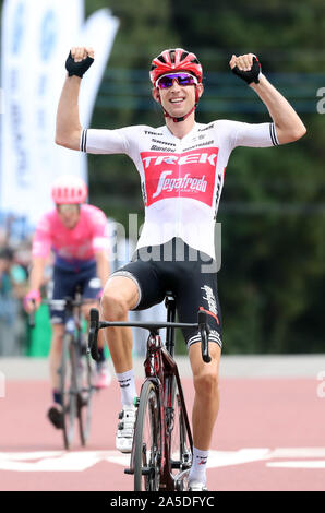 Utsunomiya, Giappone. Xx oct, 2019. Ciclista italiano Bauke Mollema (R) di Trek Segafredo alza le mani e attraversa la linea del traguardo per vincere il Giappone ciclo Cup gara di strada mentre il ciclista canadese Michael Woods (L) di EF Education prima termina la seconda in Utsunomiya, a nord di Tokyo domenica, 20 ottobre 2019. Mollema ha vinto il 144km di gara con un tempo di 3 ore 41 minuti 13 secondi. Credito: Yoshio Tsunoda/AFLO/Alamy Live News Foto Stock