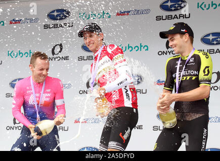 Utsunomiya, Giappone. Xx oct, 2019. Ciclista italiano Bauke Mollema (C) di Trek Segafredo e ciclista canadese Michael Woods (L) di EF Education prima con la Nuova Zelanda ciclista Dion Smith (R) di Mitchelton Scott splash champagne come hanno vinto la Japan Cup Cycle Road Race in Utsunomiya, a nord di Tokyo domenica, 20 ottobre 2019. Mollema ha vinto il 144km di gara con un tempo di 3 ore 41 minuti 13 secondi, mentre il Bosco terminato il secondo e Smith terminato il terzo. Credito: Yoshio Tsunoda/AFLO/Alamy Live News Foto Stock