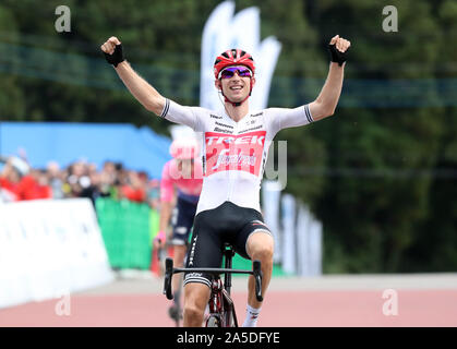 Utsunomiya, Giappone. Xx oct, 2019. Ciclista italiano Bauke Mollema (R) di Trek Segafredo alza le mani e attraversa la linea del traguardo per vincere il Giappone ciclo Cup gara di strada mentre il ciclista canadese Michael Woods (L) di EF Education prima termina la seconda in Utsunomiya, a nord di Tokyo domenica, 20 ottobre 2019. Mollema ha vinto il 144km di gara con un tempo di 3 ore 41 minuti 13 secondi. Credito: Yoshio Tsunoda/AFLO/Alamy Live News Foto Stock