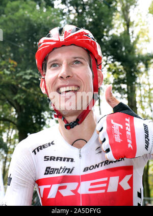 Utsunomiya, Giappone. Xx oct, 2019. Ciclista italiano Bauke Mollema di Trek Segafredo dà un pollice in alto come egli ha vinto la Japan Cup Cycle Road Race in Utsunomiya, a nord di Tokyo domenica, 20 ottobre 2019. Mollema ha vinto il 144km di gara con un tempo di 3 ore 41 minuti 13 secondi. Credito: Yoshio Tsunoda/AFLO/Alamy Live News Foto Stock