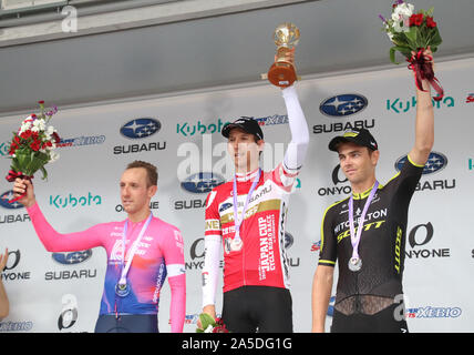 Utsunomiya, Giappone. Xx oct, 2019. Ciclista italiano Bauke Mollema (C) di Trek Segafredo solleva il trofeo del Giappone ciclo Cup gara di strada mentre il ciclista canadese Michael Woods (L) di EF Education prima finito la seconda e Nuova Zelanda ciclista Dion Smith (R) di Mitchelton Scott terminato il terzo in Utsunomiya, a nord di Tokyo domenica, 20 ottobre 2019. Mollema ha vinto il 144km di gara con un tempo di 3 ore 41 minuti 13 secondi. Credito: Yoshio Tsunoda/AFLO/Alamy Live News Foto Stock