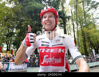 Utsunomiya, Giappone. Xx oct, 2019. Ciclista italiano Bauke Mollema di Trek Segafredo dà un pollice in alto come egli ha vinto la Japan Cup Cycle Road Race in Utsunomiya, a nord di Tokyo domenica, 20 ottobre 2019. Mollema ha vinto il 144km di gara con un tempo di 3 ore 41 minuti 13 secondi. Credito: Yoshio Tsunoda/AFLO/Alamy Live News Foto Stock