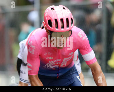 Utsunomiya, Giappone. Xx oct, 2019. Ciclista canadese Michael Boschi di EF Education primo conduce ciclista italiano Bauke Mollema di Trek Segafredo durante la Japan Cup Cycle Road Race in Utsunomiya, a nord di Tokyo domenica, 20 ottobre 2019. Mollema ha vinto il 144km di gara con un tempo di 3 ore 41 minuti 13 secondi. Credito: Yoshio Tsunoda/AFLO/Alamy Live News Foto Stock