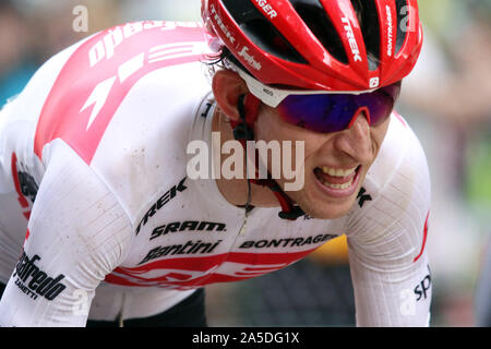 Utsunomiya, Giappone. Xx oct, 2019. Ciclista italiano Bauke Mollema di Trek Segafredo segue ciclista canadese Michael Boschi di EF Education primo al giro della finale della Coppa del Giappone Cycly Road Race in Utsunomiya, a nord di Tokyo domenica, 20 ottobre 2019. Mollema ha vinto il 144km di gara con un tempo di 3 ore 41 minuti 13 secondi. Credito: Yoshio Tsunoda/AFLO/Alamy Live News Foto Stock