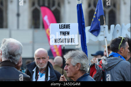 Un pro Brexit protester in Westminster con un cartello che recita "lascia quindi negoziare' Foto Stock