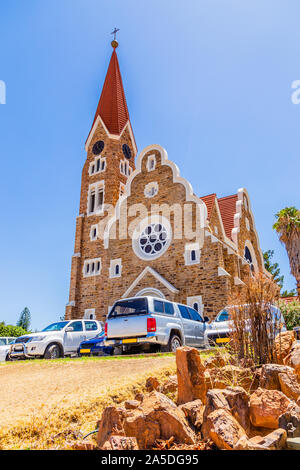 Luteran la Chiesa di Cristo e la strada con auto di fronte, a Windhoek, Namibia Foto Stock