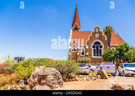 Luteran la Chiesa di Cristo e la strada con auto di fronte, a Windhoek, Namibia Foto Stock