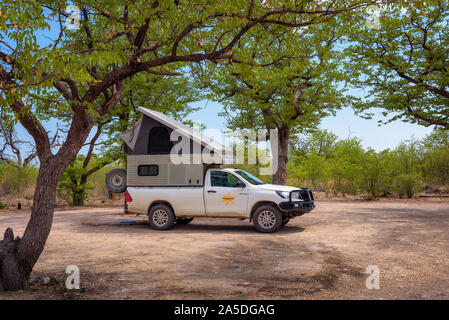 Tenda che si trova sul tetto di un pickup 4x4 auto in un campeggio nel parco nazionale Etosha Foto Stock